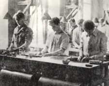 Polissage du verre à l'Institut d'Optique, vers 1927. Crédits IOGS